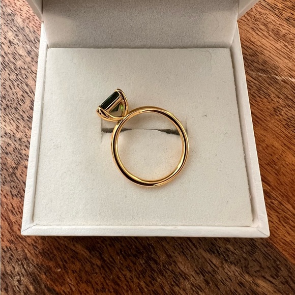 Gold plated simulated emerald ring 3ct. - Picture 2 of 3
